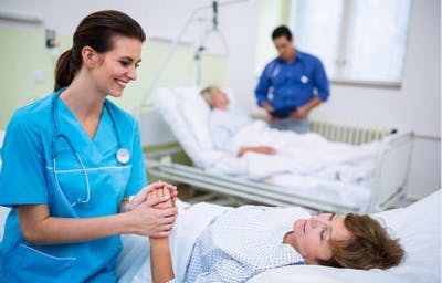 enfermera cuidando a un paciente de derrame cerebral en el hospital