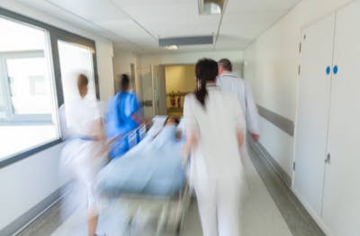 apresurando a un paciente con un ataque cerebral a la sala de emergencias