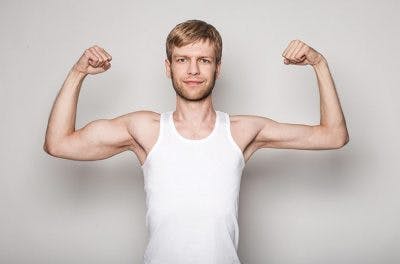 hombre con un brazo débil y un brazo fuerte después de un golpe