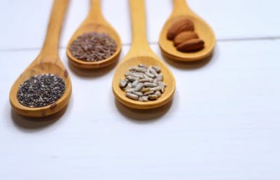 Nueces y semillas en una cuchara