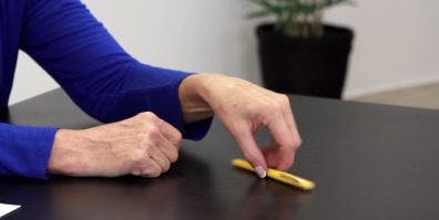 paciente con accidente cerebrovascular haciendo rotación de bolígrafo
