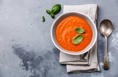 tigela de sopa de tomate dieta para doentes com AVC