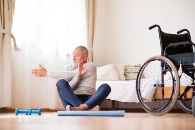 El hombre en las últimas etapas de la recuperación del accidente cerebrovascular mejora