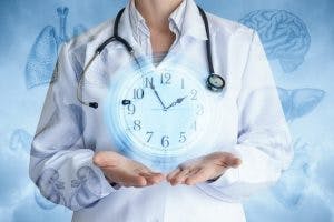 Doctor sosteniendo el reloj que muestra la línea de tiempo de recuperación de un acv