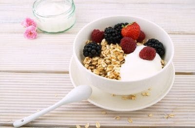 tazón de avena con yogur y frutos rojos para una dieta más saludable para la prevención de accidente cerebrovascular
