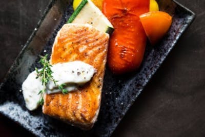 Platte mit Lachs und Lebensmitteln, die zur Heilung von Schlaganfällen beitragen
