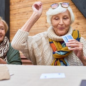 快乐女人赢得了卒中后认知疗法的纸牌游戏