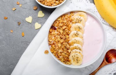bowl of bananas, oatmeal, and yogurt, foods which can help lower high blood pressure after head injury 