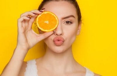 Frau verzieht die Lippen für die Sprachtherapie