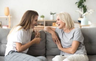 Zwei Frauen sitzen auf dem Sofa und reden