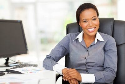 lächelnde Arbeit professionell