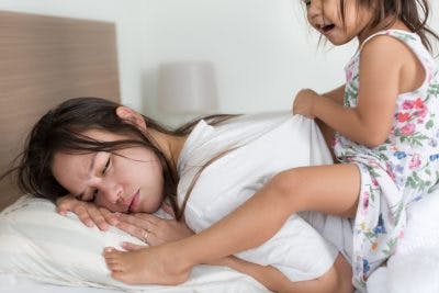 bambino che sveglia la mamma nel bel mezzo di un pisolino