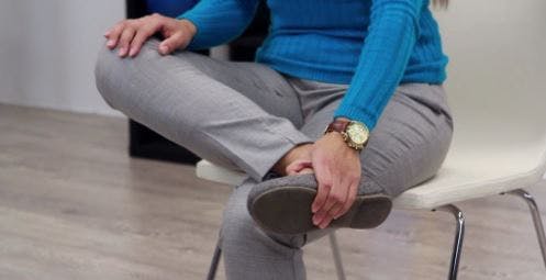 Ergotherapeutin zeigt Gangübungen für Ihre Füße