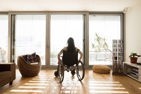幸存者坐在轮椅上思考可能发生的潜在的脊髓损伤并发症