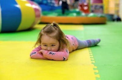 girl demonstrating one of the symptoms of cerebral palsy in preemies