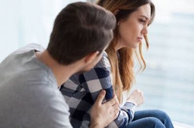 boyfriend comforting upset girlfriend who is struggling with the emotional effects of traumatic brain injury