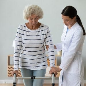 therapist helping survivor exercise to speed up her incomplete spinal cord injury recovery time