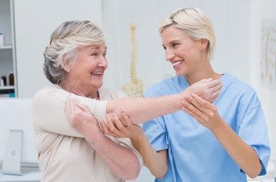 Therapeut macht passive Übungen zur Erholung von Schlaganfalllähmung