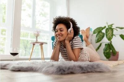 tbi patient wearing headphones and listening to music to improve short-term memory after tbi