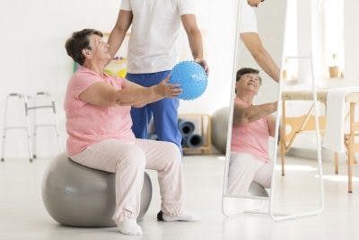 sci patient practicing adapted core exercises to improve trunk stability