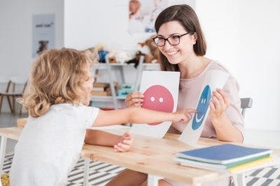 Niño con parálisis cerebral en terapia conductual