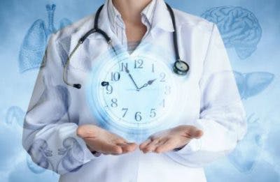 Une horloge se superpose sur une médecine pour illustrer le propos de cette section : la chronologie de la récupération après un AVC.