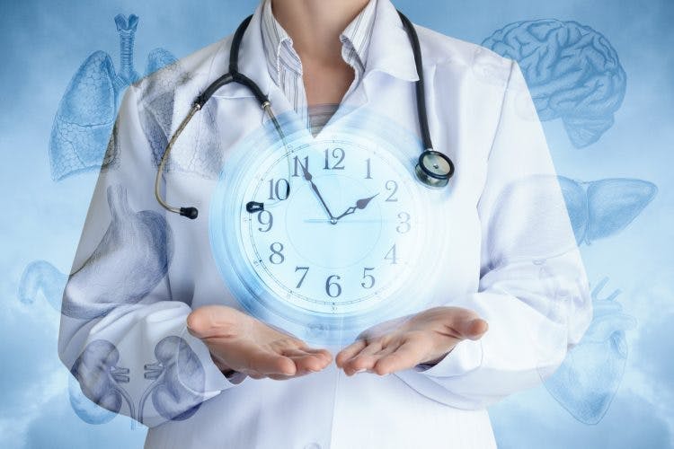 Une horloge se superpose sur une médecin pour signifier le sujet de cet article : la chronologie de récupération après un AVC.