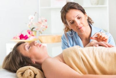 woman receiving acupuncture for her brain injury symptoms