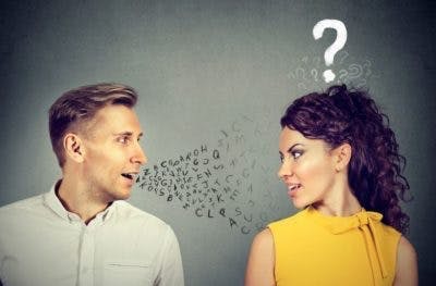 homme parlant à la femme mais la femme a un point d'interrogation au-dessus de sa tête pour signifier une difficulté de langage