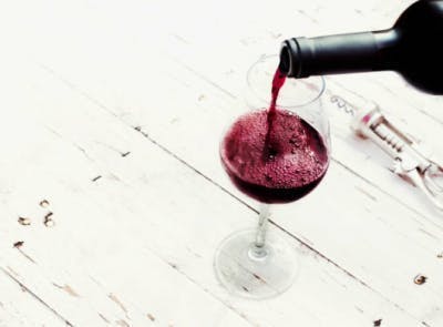 verre de vin rouge versé pour une alimentation équilibrée qui prévient les accidents vasculaires cérébraux