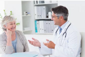 médecin discutant du temps qu'il faut pour retrouver l'équilibre après un AVC