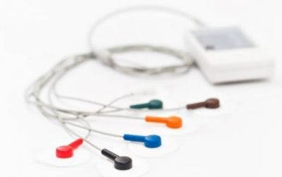 machine de stimulation électrique avec électrodes colorées pour la récupération de la main après un AVC
