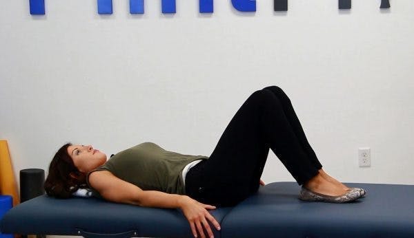 physiothérapeute allongé sur le dos avec les jambes pliées