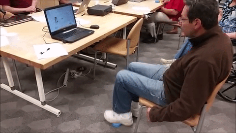 patient de AVC frappant le dispositif de réadaptation avec les pieds pour améliorer la démarche