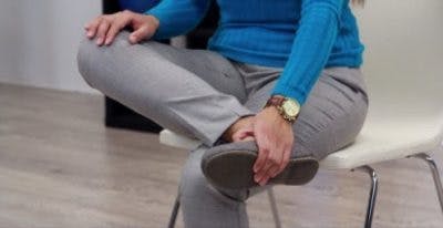 physiothérapeute montrant un exercice d'AVC de pied tombant
