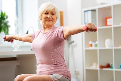 patient d'AVC faisant de l'exercice actif