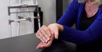 Physiothérapeute montrant des exercices de la main pour les patients victimes d'un AVC