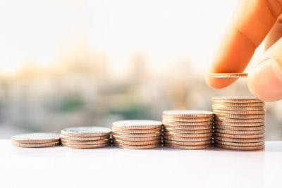 patient de thérapie de la main empilant des pièces de monnaie