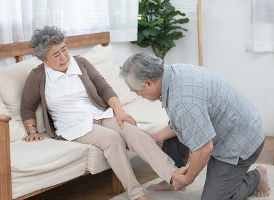 elderly woman with clonus in the ankles after spinal cord injury