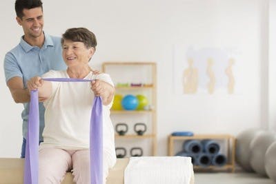 physiothérapeute travaillant avec un patient victime d'un AVC pendant les exercices de réadaptation