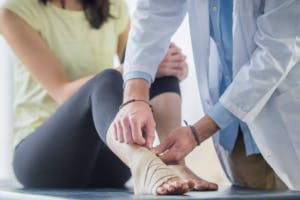 thérapeute donnant une orthese pour pied tombant