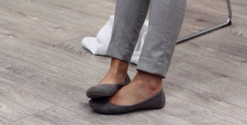 thérapeute assis sur une chaise avec un pied sur l'autre