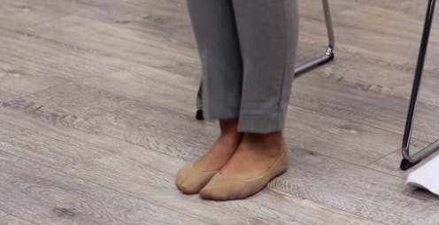 thérapeute sur une chaise avec les pieds à plat sur le sol