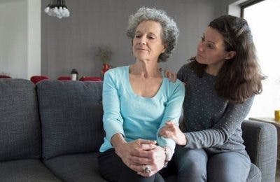 fille sur le canapé essayant de parler à une mère en colère, se demandant comment aider quelqu'un qui a eu un accident vasculaire cérébral