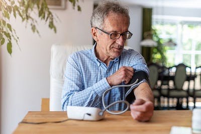 l'homme gère soigneusement l'hypertension parce qu'il sait qu'elle peut provoquer un accident vasculaire cérébral