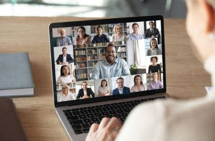 femme sur ordinateur portable avec chat vidéo du groupe de soutien