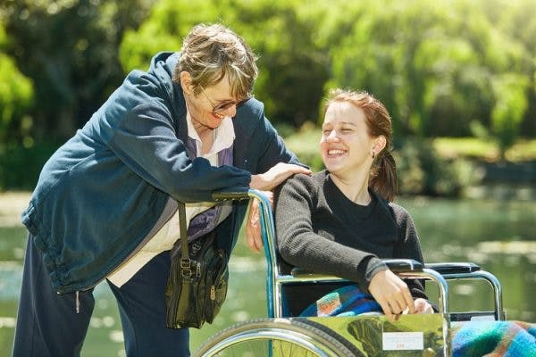 脊髓损伤后轮椅上的年轻女性高质量地生活