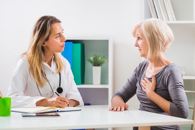 Une patiente atteinte d'AVC parle à sa médecin pour comprendre les crise épileptique à la suite d'un AVC.