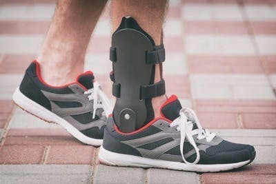 Une orthèse cheville-pied conçue pour contrarier le pied tombant.