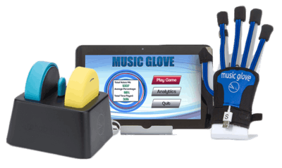 用于中风恢复治疗的两件物品：支架上的 MusicGlove 手套，背景为平板电脑，以及带有黄色和蓝色冰球的 FitMi